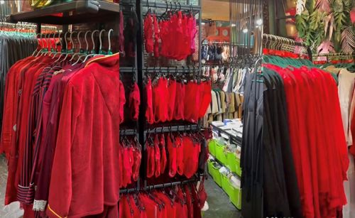 從百元服飾到高端絲綢, 新年戰(zhàn)袍 點(diǎn)燃春節(jié)經(jīng)濟(jì)